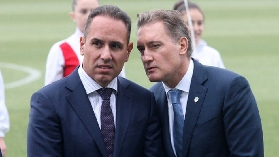 Братя Домусчиеви напуснаха стадион "Щанс" на почивката