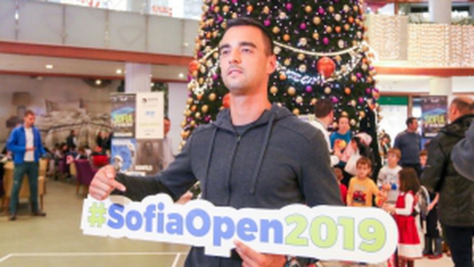 Димитър Кузманов игра тенис с деца в мол "Парадайс"