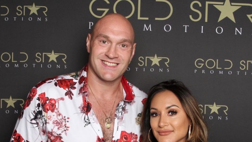 Тайсън Фюри накара секси журналистка да пие бира на екс, за да ѝ даде интервю (видео)