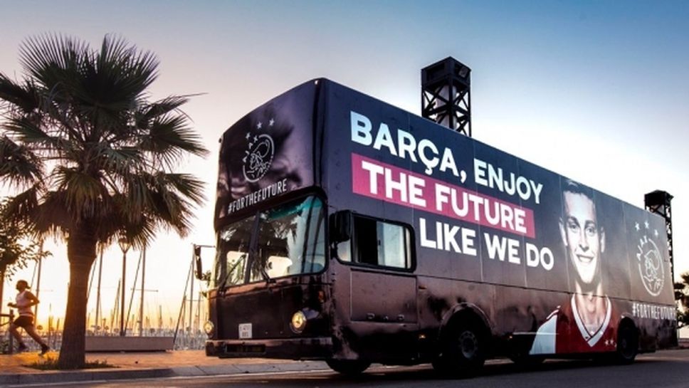 Аякс със страхотен жест към Барселона и Де Йонг