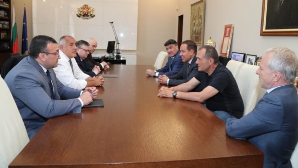 Приключи срещата на Бойко Борисов с Боби Михайлов и футболните босове (видео + снимки)