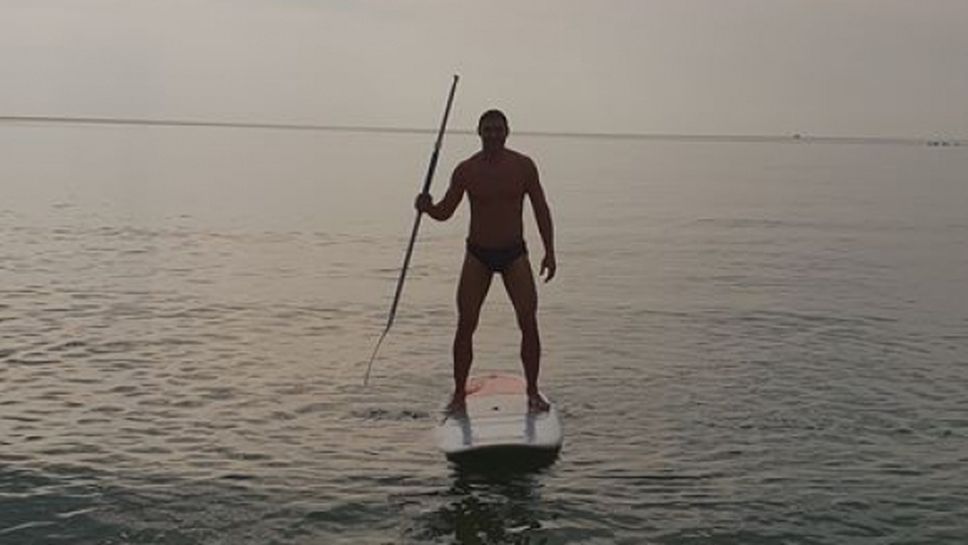 Владо Николов посрещна Нова година на сърф (снимки)
