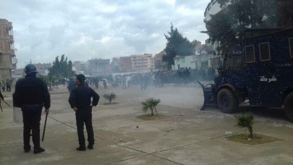 Камъни, бомби и над 60 ранени на дерби в Алжир