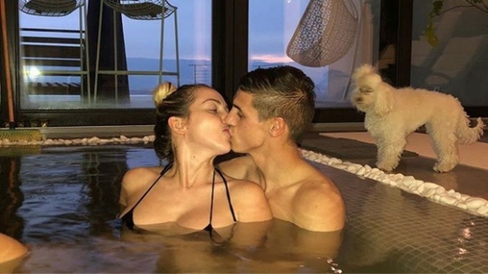 Десподов се целува страстно с гаджето в басейн