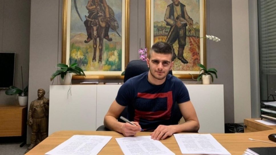 Защитник на ЦСКА-София подписа договор за три години