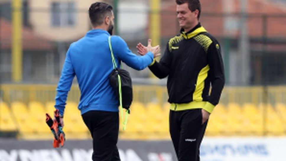 Отборите на Ботев Пд и Левски вече са на базата в Коматево