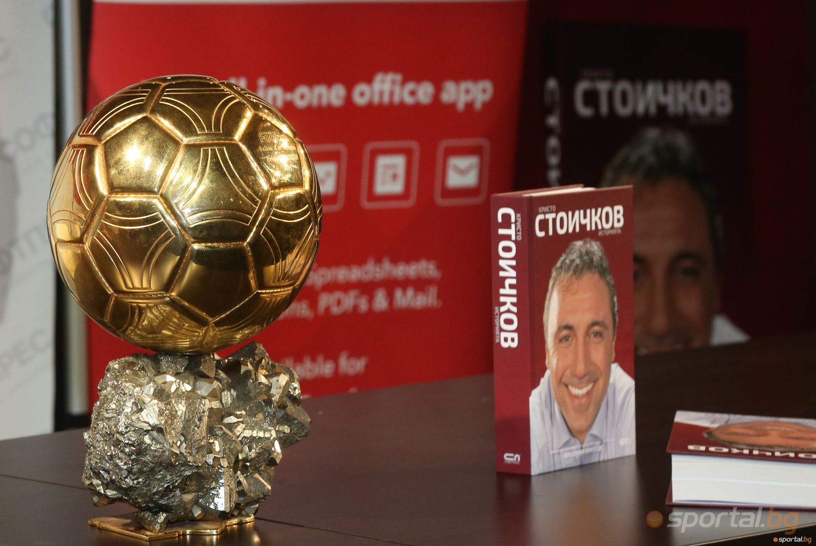 Христо Стоичков  показа златната топка на феновете