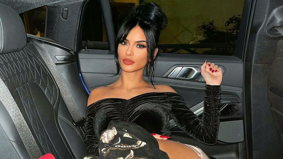 Футболна съпруга провокира със секси извивки😍