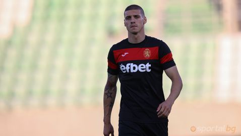  Кръстаич дава капитанската лента на Десподов 