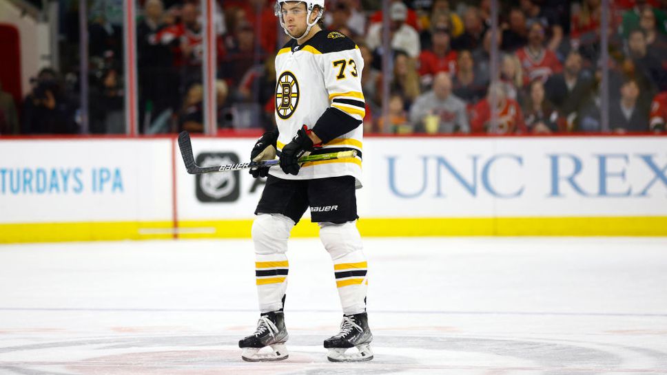 Чарли Макавой пропуска старта на новия сезон в НХЛ