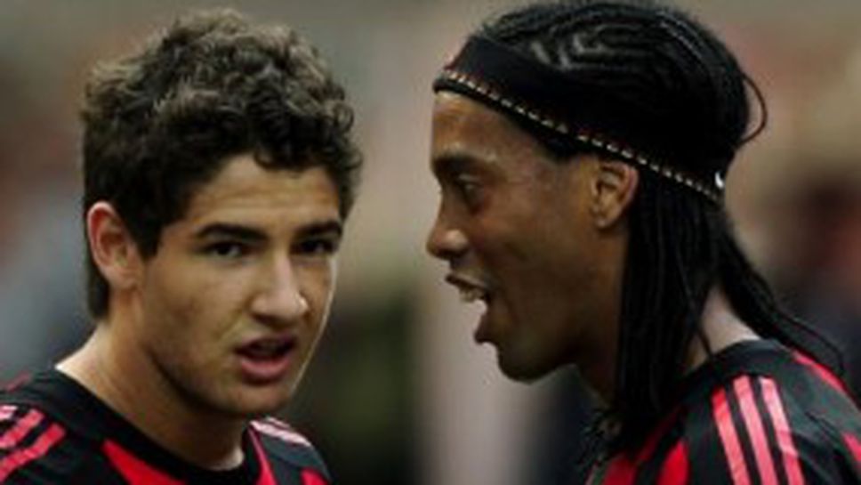 Пато и Роналдиньо на пейката