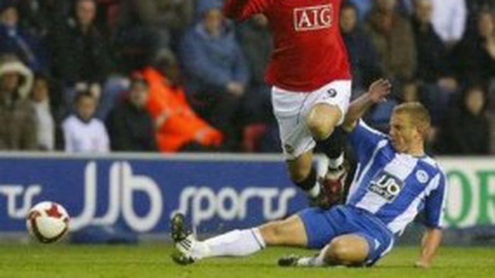 Юнайтед на точка от титлата след обрат срещу Уигън