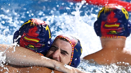 Испания триумфира със световната титла по водна топка след драматичен финал срещу Италия