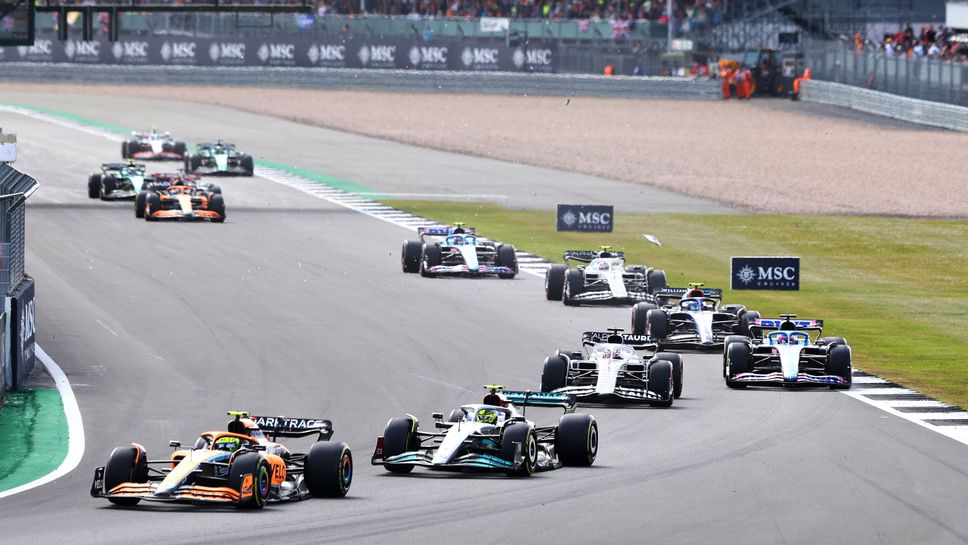 Протестиращи нахлуха на „Силвъсртоун“ малко след старта на Гран При на Великобритания