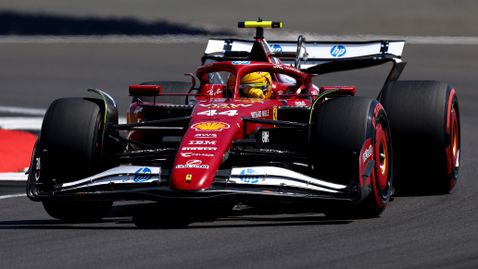  Люис Хамилтън зададе темпото на старта на уикенда във Англия 