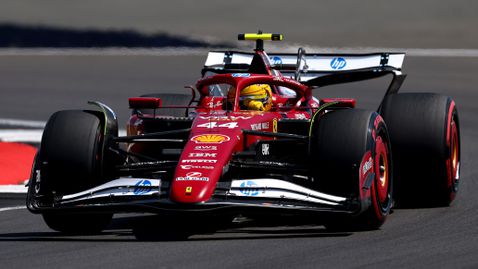 Люис Хамилтън зададе темпото на старта на уикенда във Великобритания