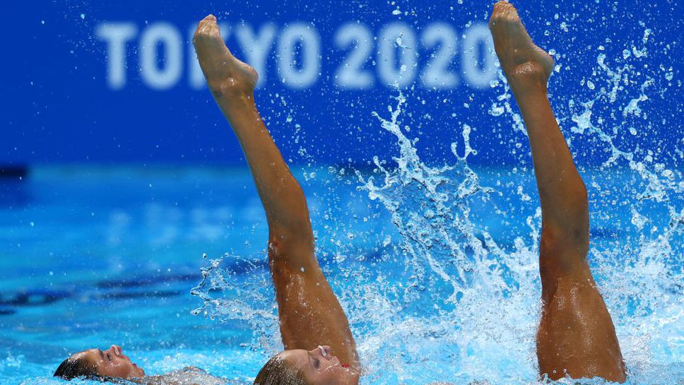 Случаят на масово заразяване с COVID-19 в гръцкия отбор по синхронно плуване е огнище на инфекция