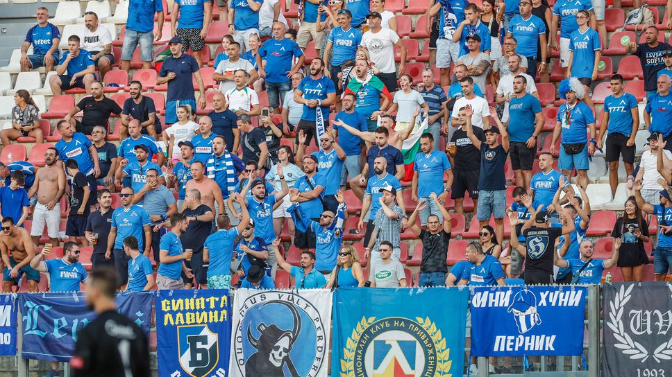 Сърцата подкрепа за "сините" на стадиона в Малта