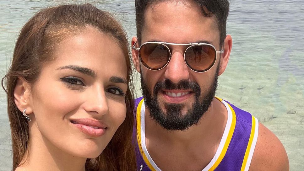 Гореща актриса утешава футболист в леглото