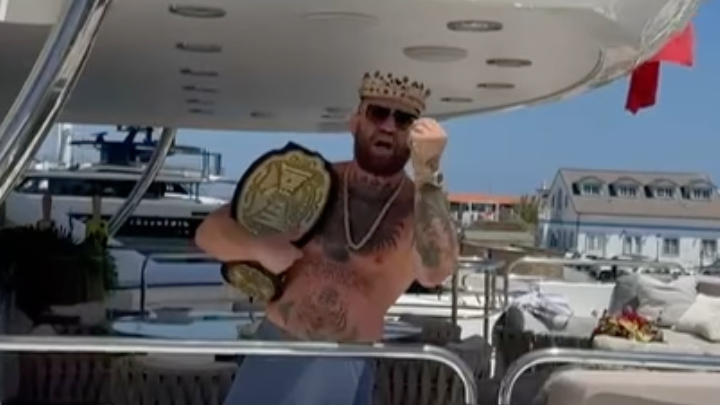 Макгрегър с пояса на Max Fight