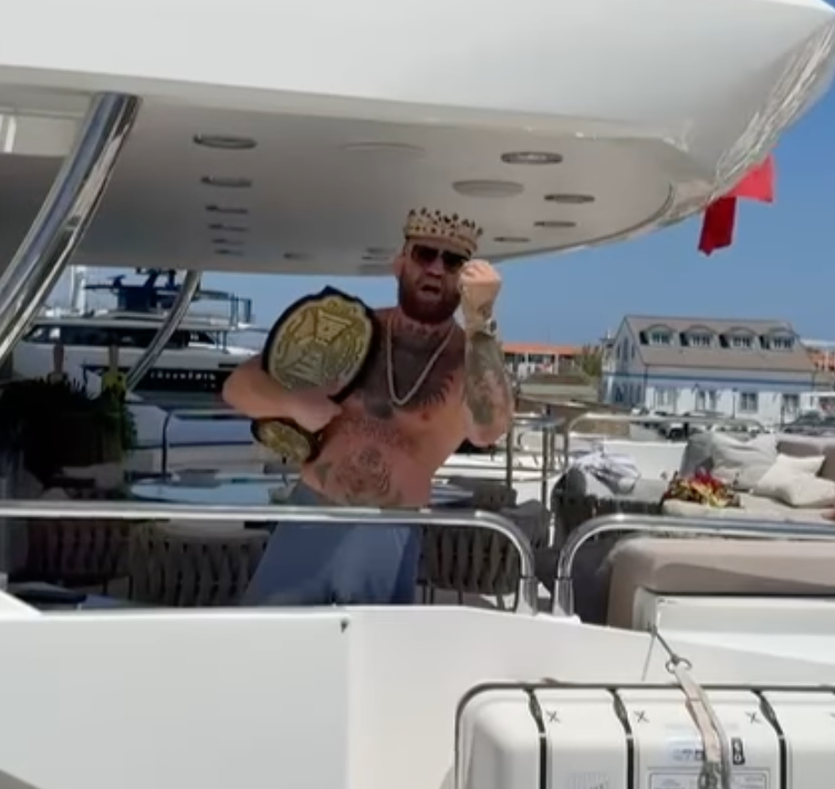 Макгрегър с пояса на Max Fight