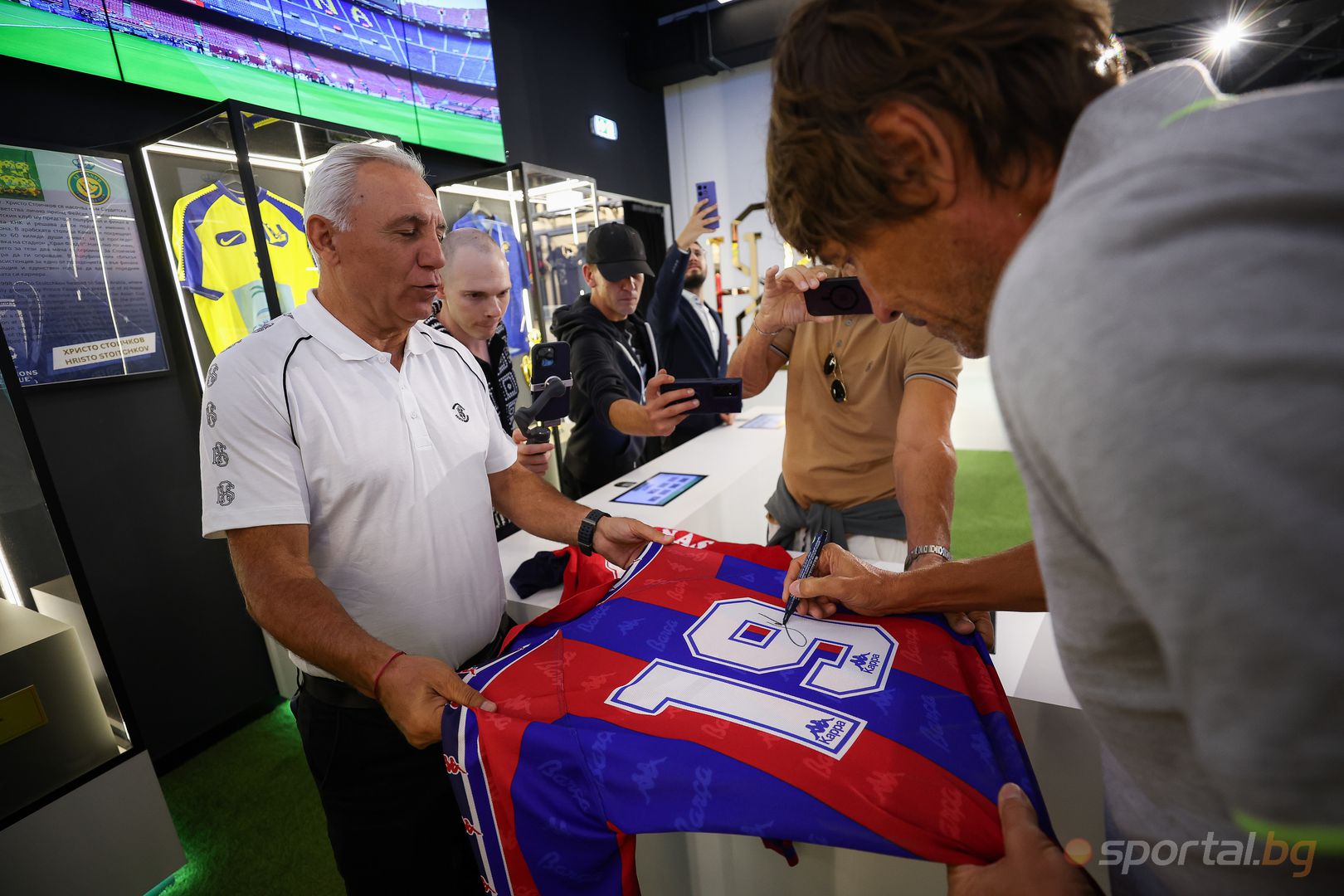 Хулио Салинас посети залата на славата на Христо Стоичков