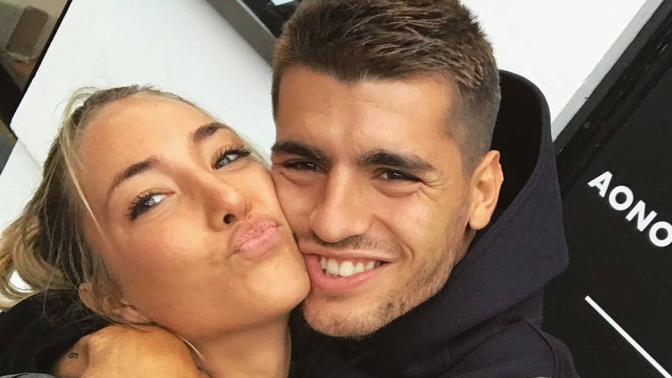 Мората се развихри полугол с жена си пред огледалото