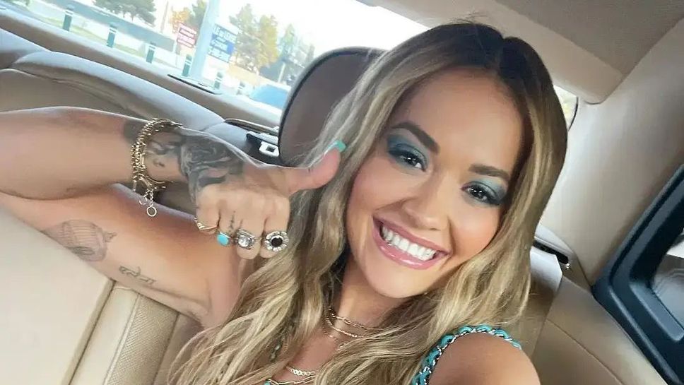 Рита Ора забрави за бельото