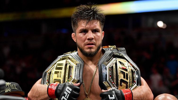 Бившият шампион на UFC в две категории Хенри Сехудо отново