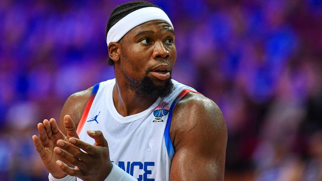 Франция прегази Исландия с 40 точки разлика