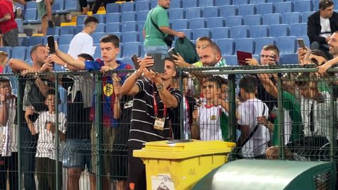 Контузеният Десподов раздава автографи