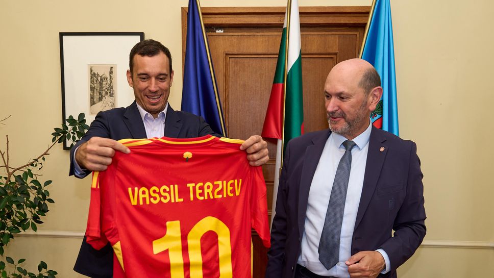 Часове преди дългоочаквания двубой между България и Испания кметът на