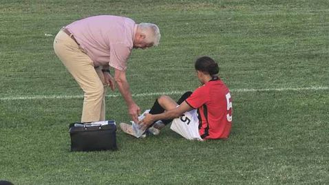 Шок! Футболист на Локо (Мездра) е със счупен крак