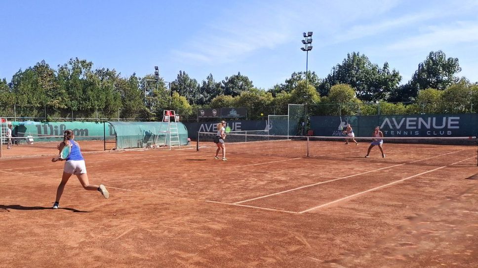 Александър Толев и Калоян Шиков при юношите и Валерия Гърневска