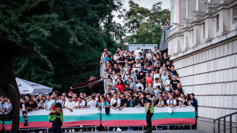 Слушай на живо България ИспанияСолидно количество фенове вече са