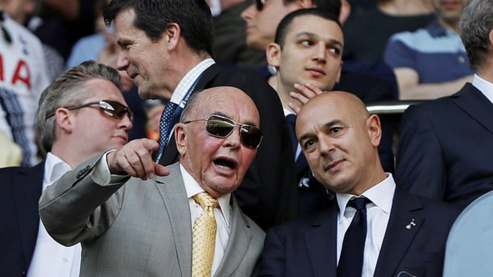 Феновете на Тотнъм срещу Астън Вила