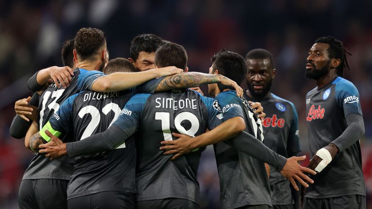 Наполи продължи блестящо си представяне на всички фронтове с разгром