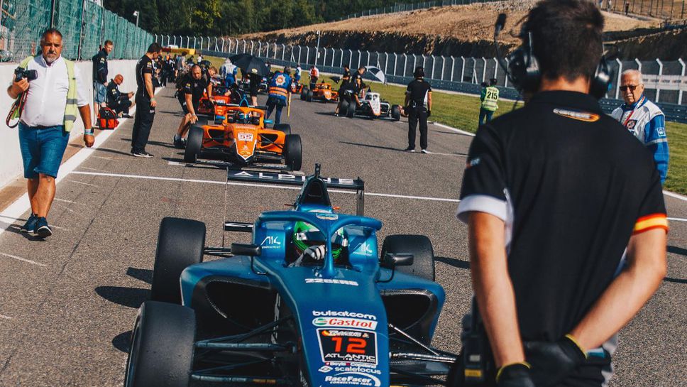 Наказаха всички пилоти на Кампос Рейсинг в испанската Формула 4