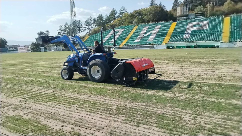 Община Благоевград започна спешен ремонт на терена на стадион "Христо Ботев"