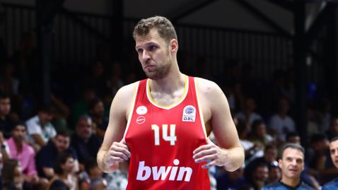 Везенков игра силно при завръщането си в Евролигата, но Олимпиакос се провали