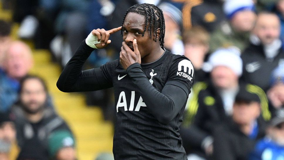 Тотнъм доближи върха след труден успех на "Елънд Роуд", Груев отново не игра за Лийдс