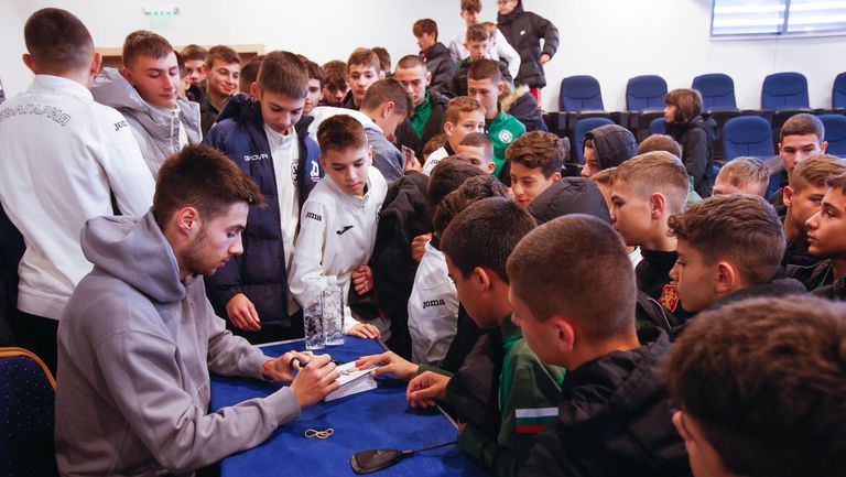 Националът на България Илия Груев-младши се срещна с играчите от