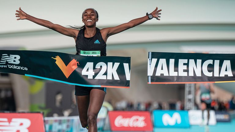 Дебютантът в маратона Келвин Киптум Кения и етиопката Амане Берисо