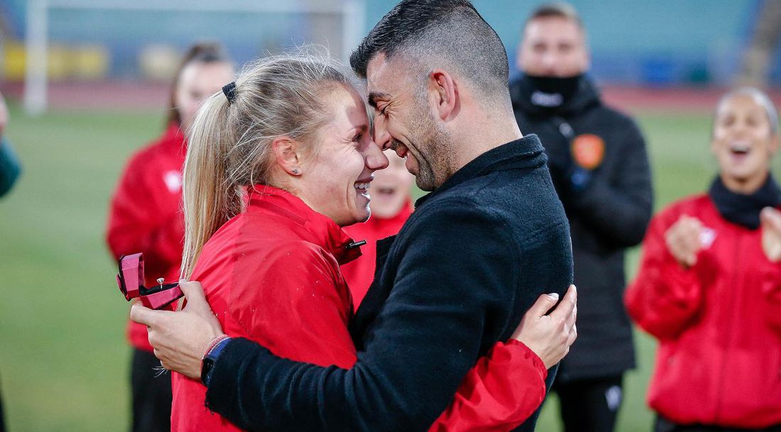 Треньор на Миньор (Перник) предложи брак на националка по футбол по време на тренировка