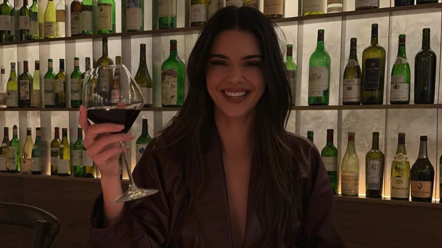 Кендъл Дженър сподели поредни секси снимки в Инстаграм и напомни