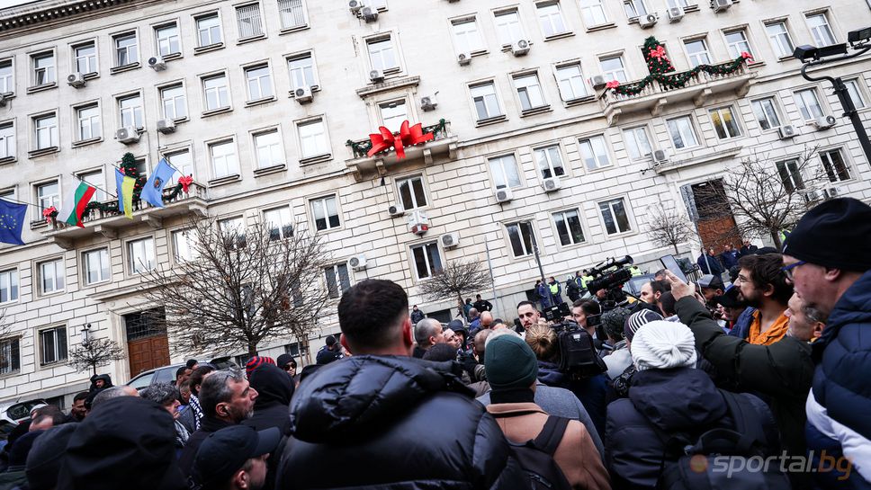 Фенове на Левски на протест пред Столична община