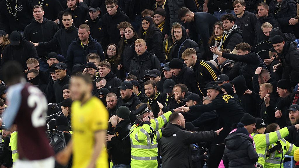 Феновете на Йънг Бойс с наказание след проблемния за Кабаков мач