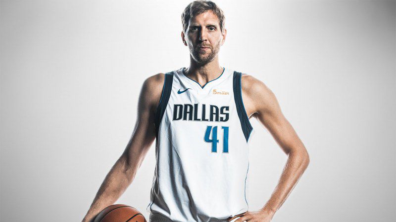 Адам Силвър и Дон Нелсън гости на церемонията по изваждане от употреба на номера на Дирк Новицки