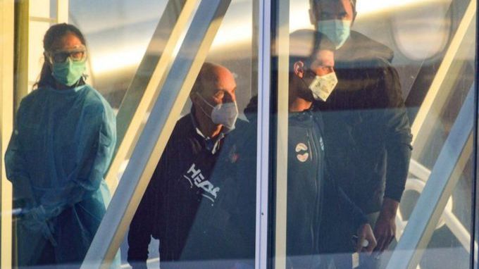 Джокович изолиран в стая на летището, охранявана от полиция