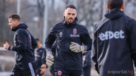 Фратрия се раздели с вратар